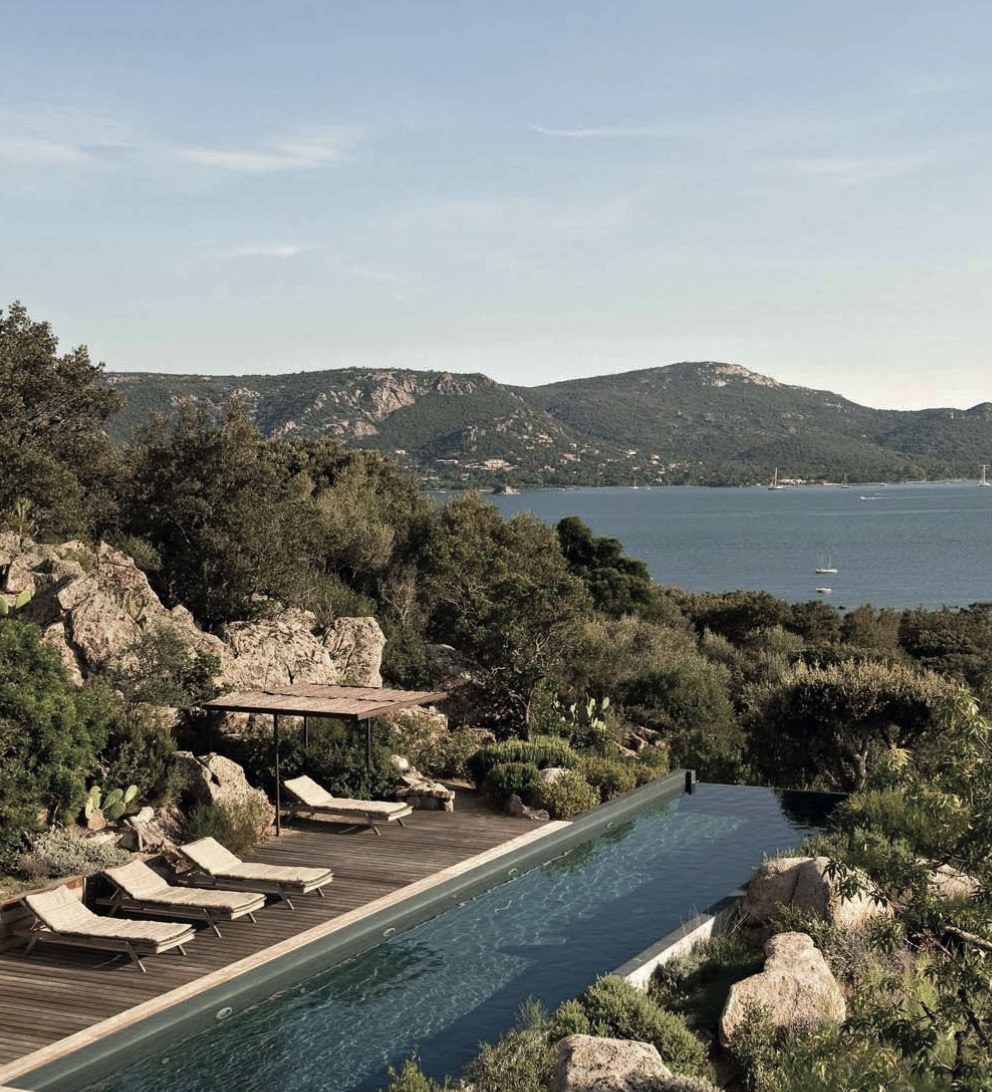 Villa de caractère au bord d'un lac entouré de montagnes